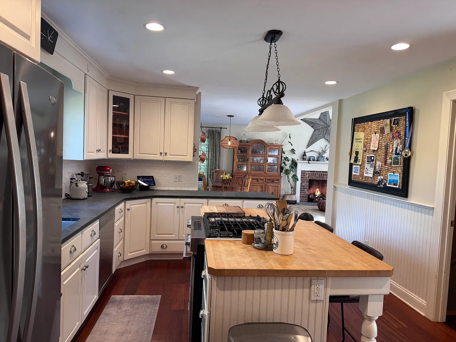 3 bed, 2.5 bath, 2200 sqft, $4,200 — Photo 4