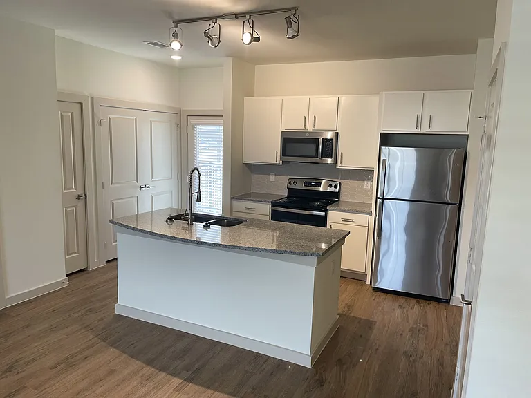 Home at Waller — Photo 31