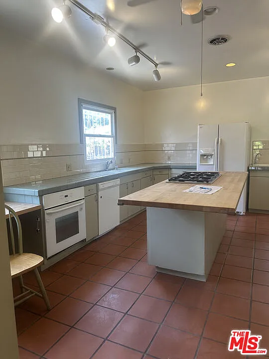3 bed, 2.0 bath, 1900 sqft, $5,795 — Photo 2
