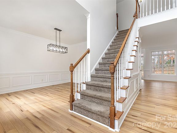 3rd image of 884 Clonmel Dr
