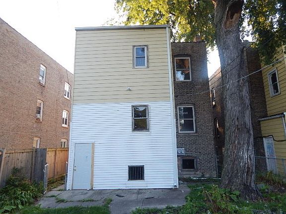 3rd image of 610 N Trumbull Ave