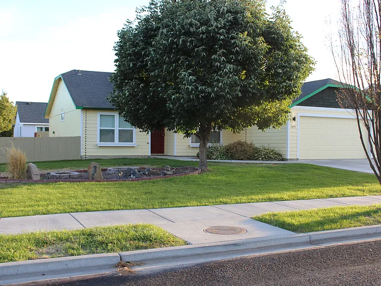 1409 E Raymond Dr — Photo 2