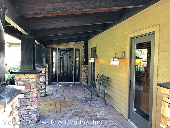 3rd image of 925 Island Grove Dr