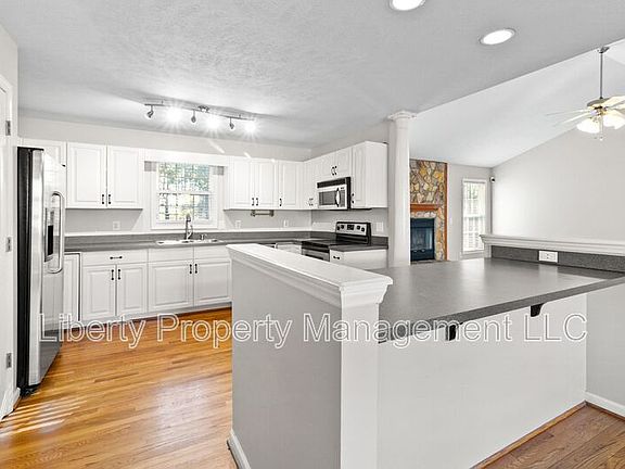 5th image of 48 Commonwealth Ct