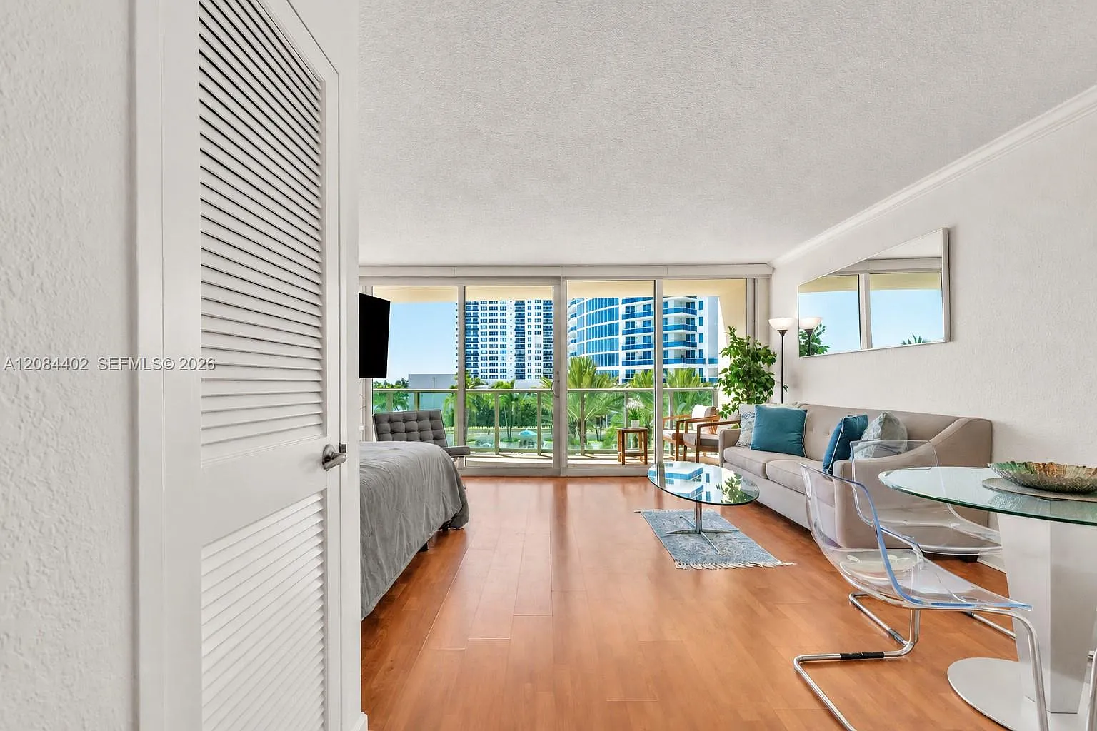 Wave Condo — Photo 4