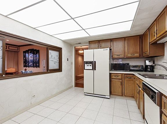 5th image of 2 Court Of Harborside APT 304