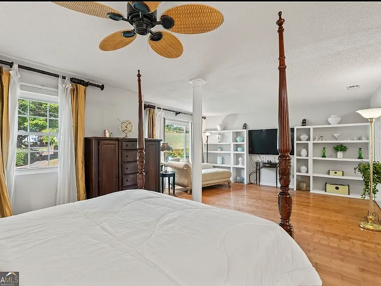 81 Hampshire Ct — Photo 13