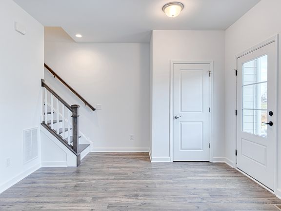 4th image of 221 Addison Ct