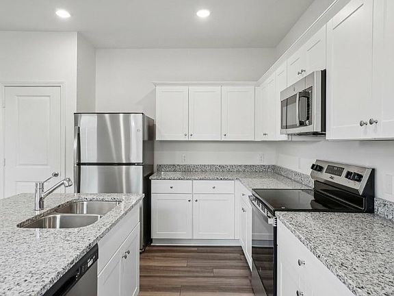 5th image of 734 Amesbury Rd