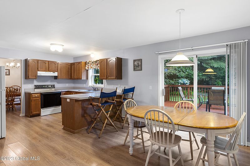 5th image of 582 Acland Boulevard