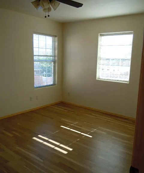 1921 Girard Blvd NE — Photo 10