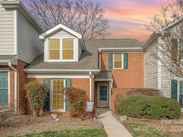 9217 N Vicksburg Park Ct, Charlotte, NC 28210