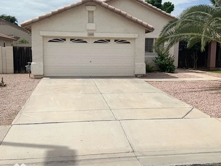 629 E Cantebria Dr — Photo 1