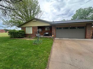 608 Idlewild Dr, Hutchinson, KS 67502