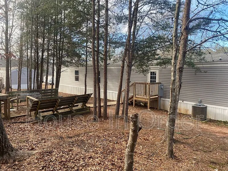 124 Shamrock Park Dr — Photo 2