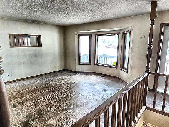 5th image of 2820 S Custer Ave