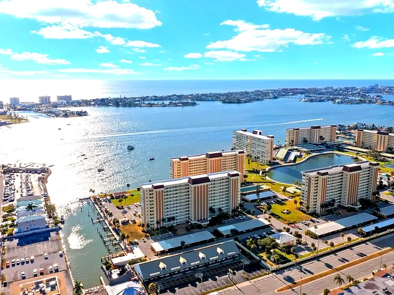 4550 Cove Cir #305 — Photo 2