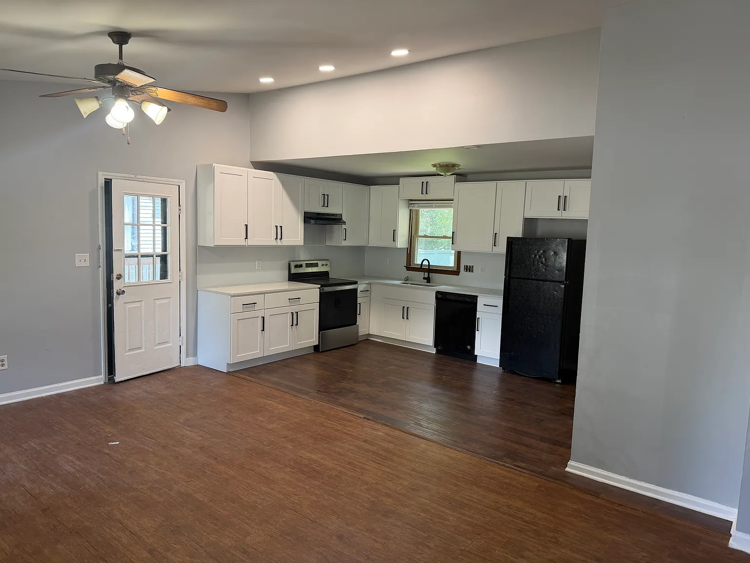 3 bed, 1106 sqft, $1,700 — Photo 2