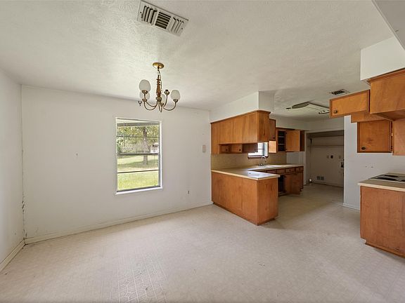 4th image of 21 Wood Lodge Dr