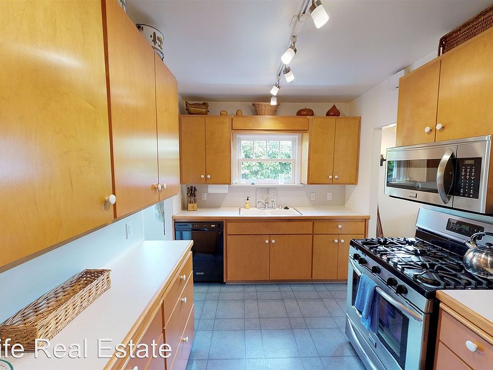 1st image of 1008 E Ave #3305579