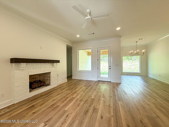 5th image of 350 Oakville Cir