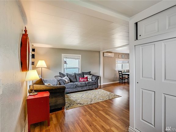 3rd image of 213 4th Ave NE
