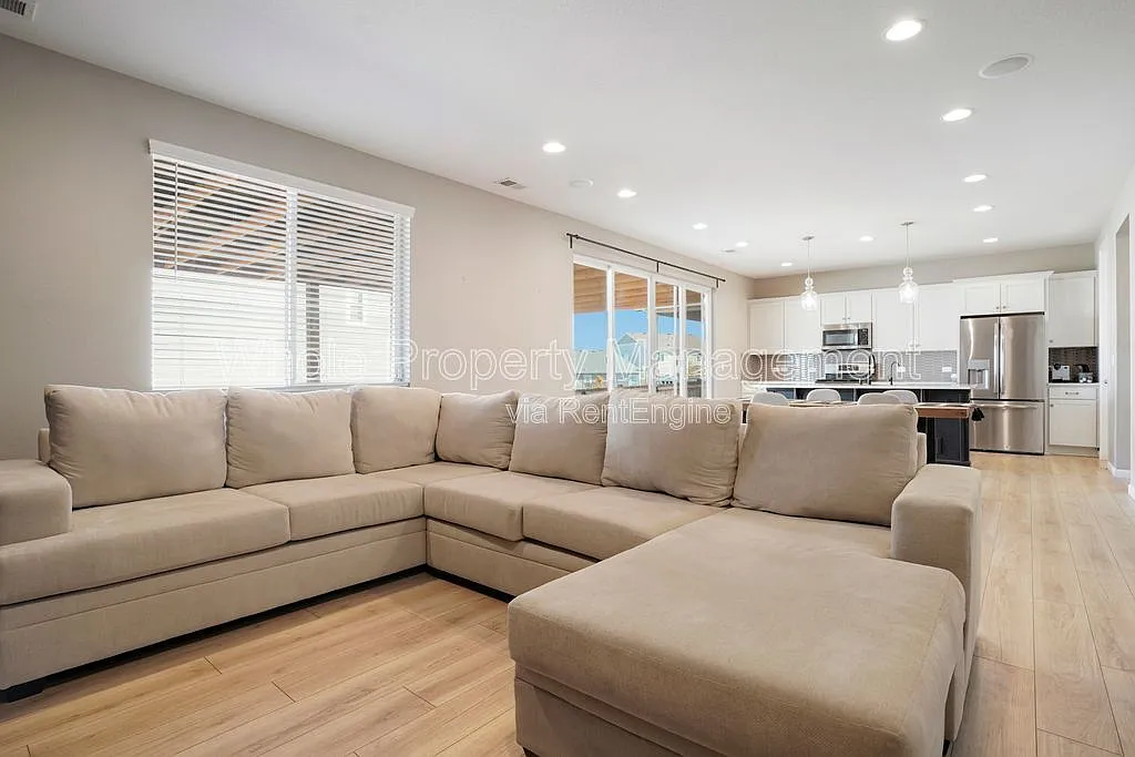 3 bed, 2.5 bath, 2203 sqft, $3,245 — Photo 3