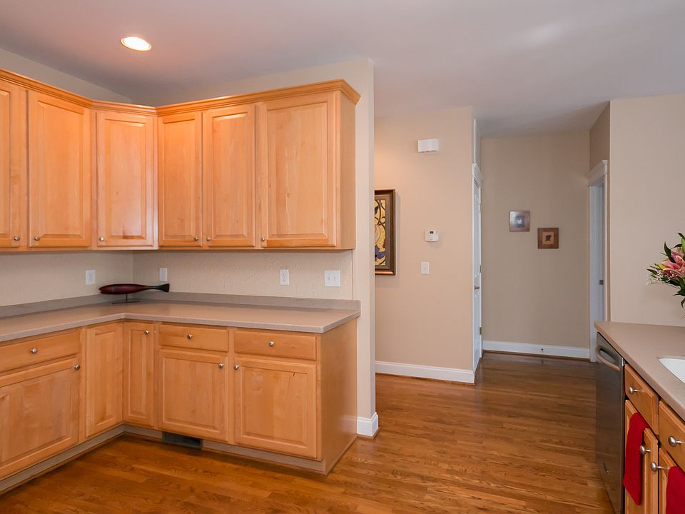 1st image of 136 Windy Knoll Ln