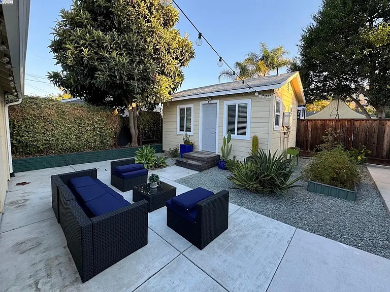 327 Riverside Ave #ADU — Photo 1