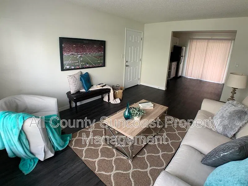 2 bed, 1.0 bath, $1,295 — Photo 2