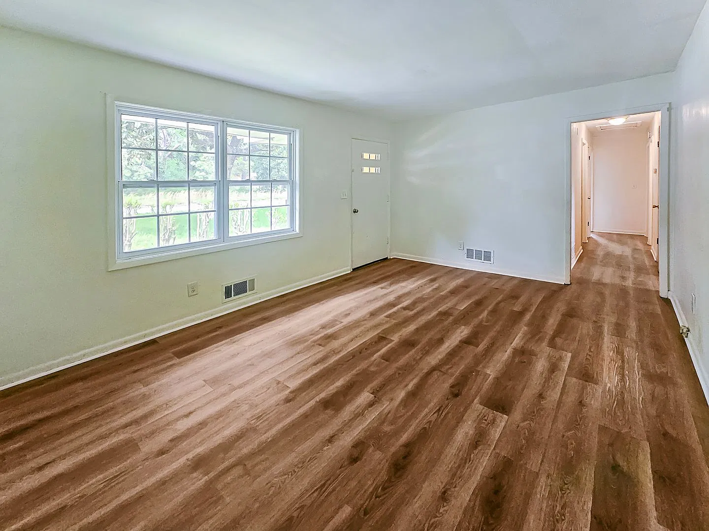 Coming Soon! Large 3-Bedroom, 1.5 Bath Ranch At I-285 & Bolton Rd - Housing Voucher Accepted — Photo 4
