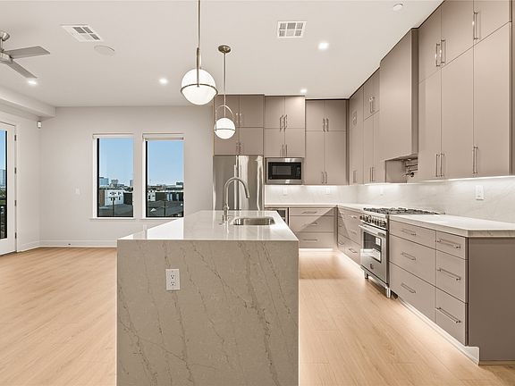 5th image of 1900 S Ervay St #416
