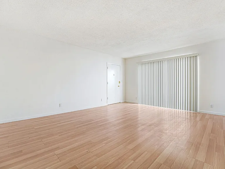 937 6th St in Santa Monica - North of Wilshire and 6 blocks to the beach! — Photo 11