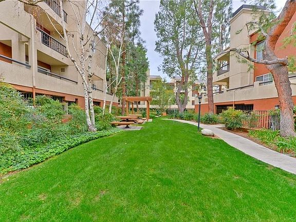 2nd image of 5530 Owensmouth Ave APT 214