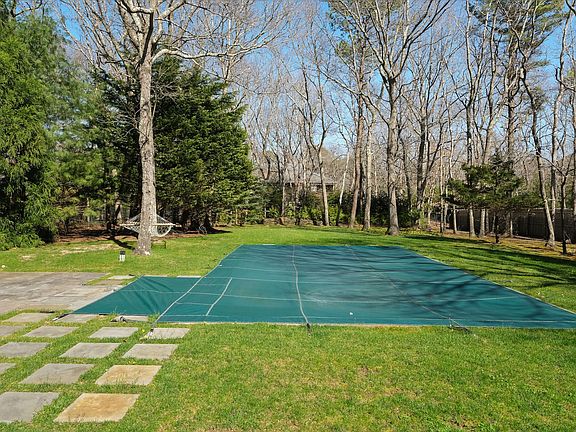 3rd image of 28 Wooded Oak Ln