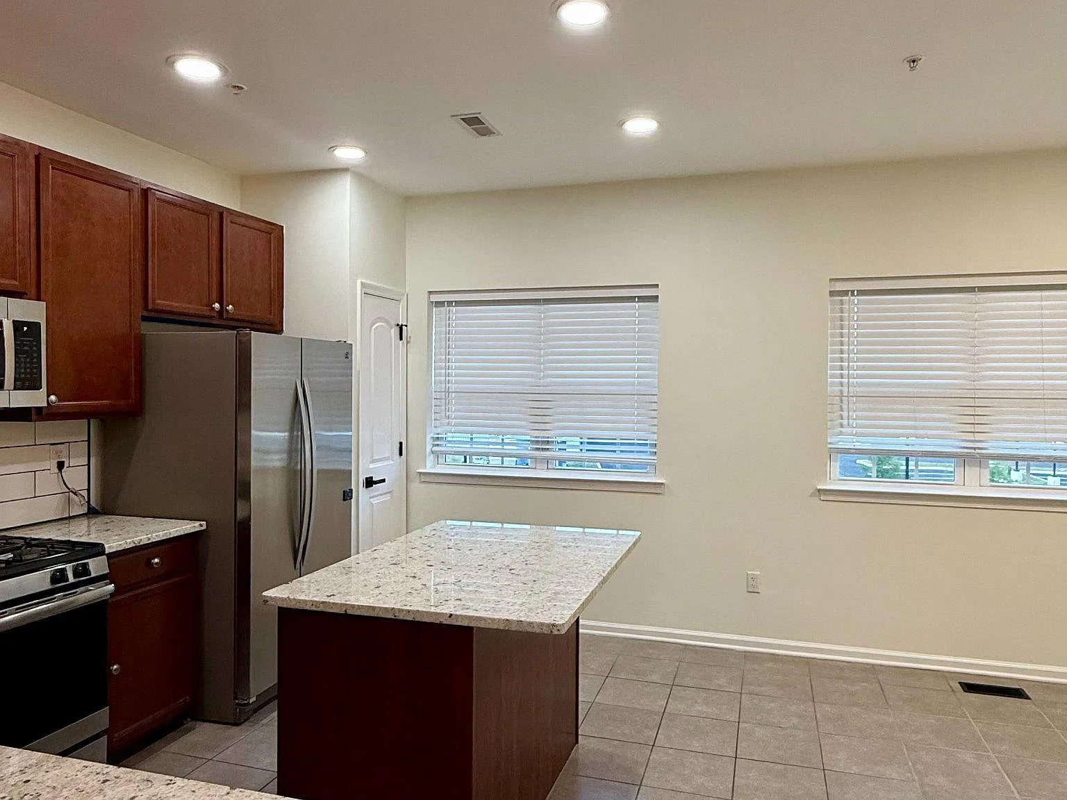 3 bed, 2.5 bath, 1848 sqft, $3,000 — Photo 4