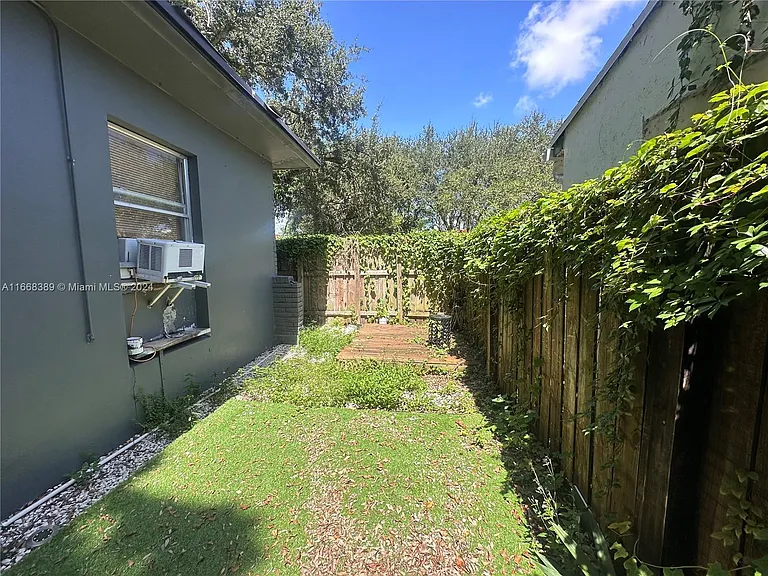 1418 SW 27th St #1 — Photo 13