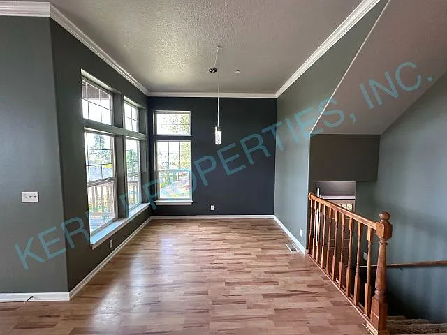 The First Full Month's Rent Is Free! Charming 3-Bedroom Tri-Level Retreat In Estacada With Spacio... — Photo 2