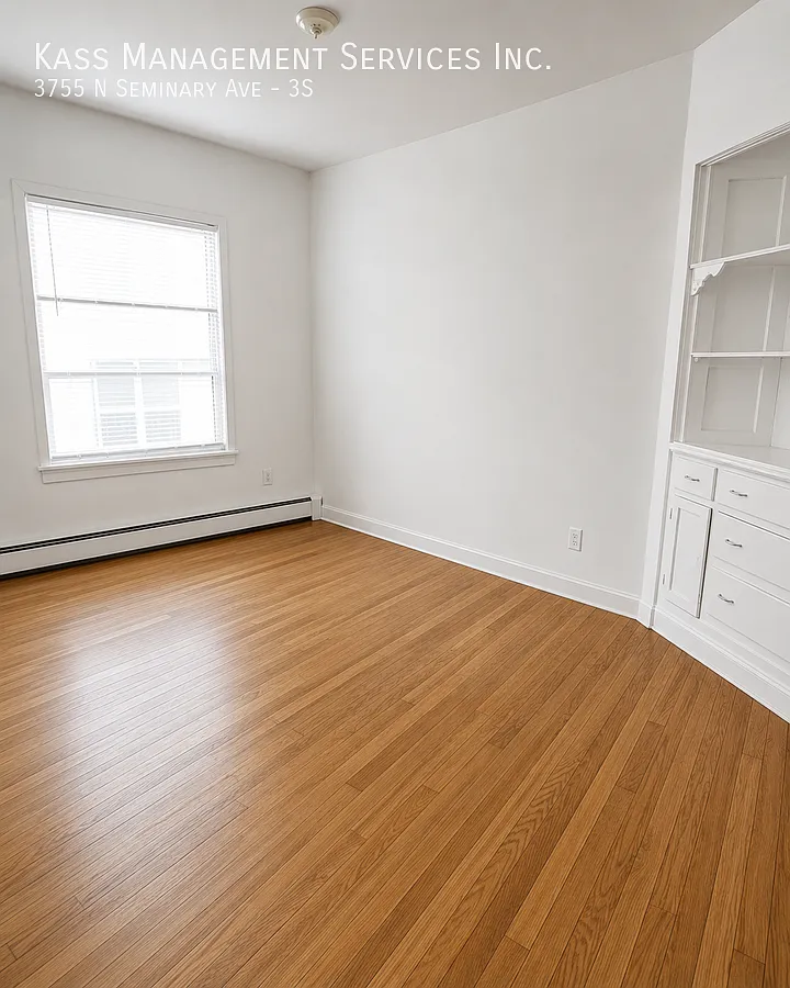 Charming 2 bed 1 bath Apartment Steps from Wrigley — Photo 3