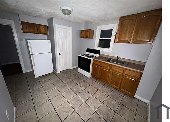12 Edmonds Pl #2 — Photo 1