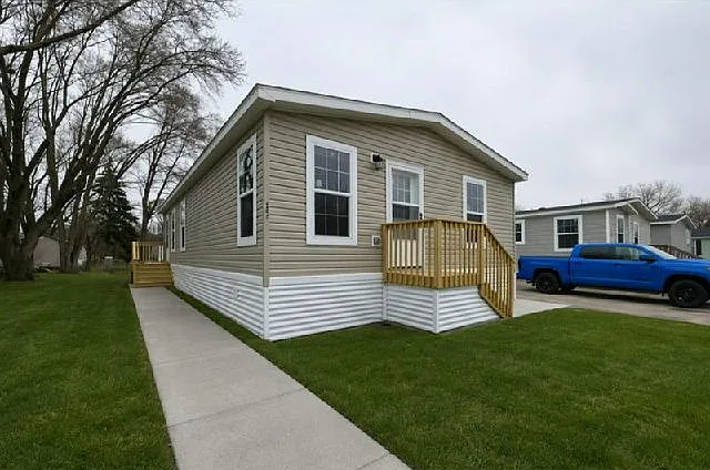 3 bed, 1056 sqft, $2,130 — Photo 1