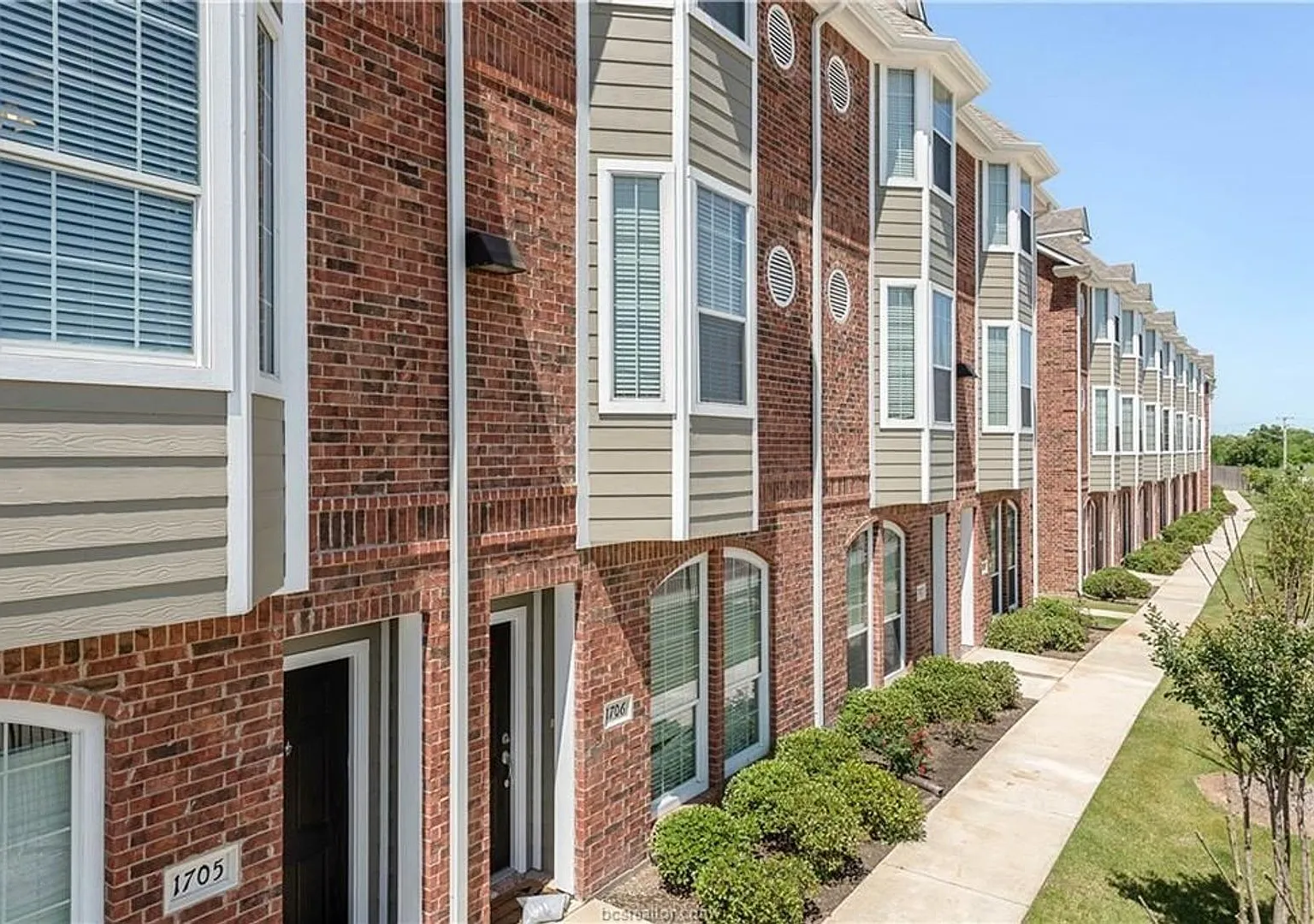 $500 Off 1st Month's Rent! Immediate Move In 4/4 Condo in Beautiful Lakeridge! — Photo 2
