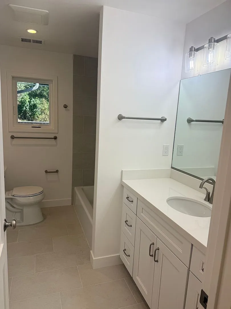 Great 3 bedroom, 2 bathroom, fully remodeled house with large bonus room in Monterey — Photo 4