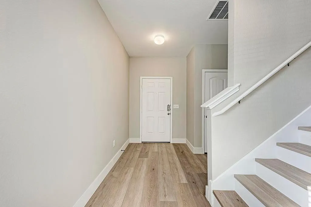 4 bed, 2.5 bath, 2212 sqft, $1,950 — Photo 4