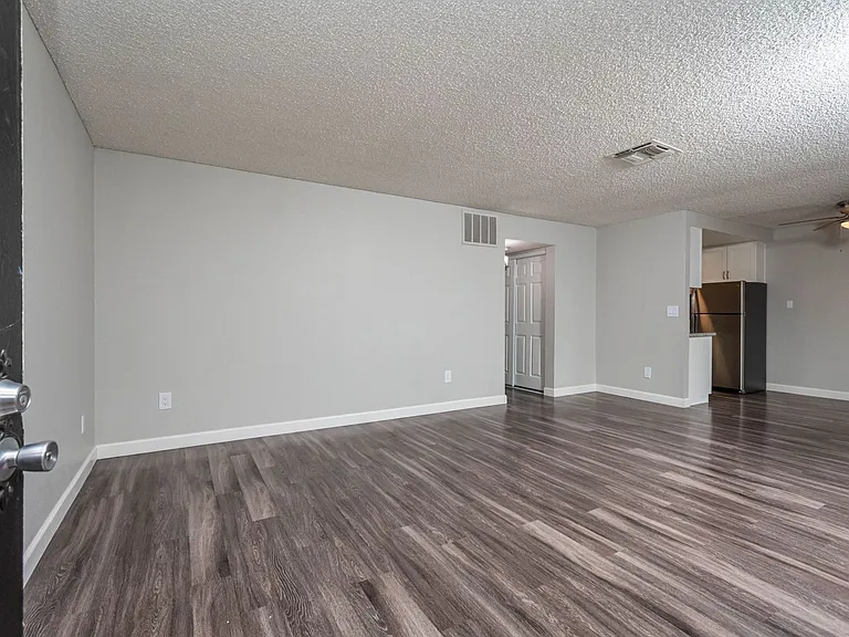Gold Creek Apartments — Photo 27