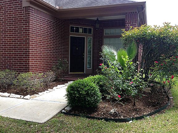 Beautifully landscaped Front yard