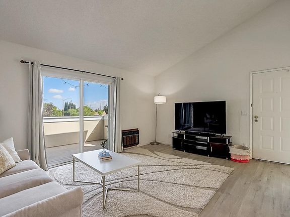 3rd image of 2303 McLaughlin Ave