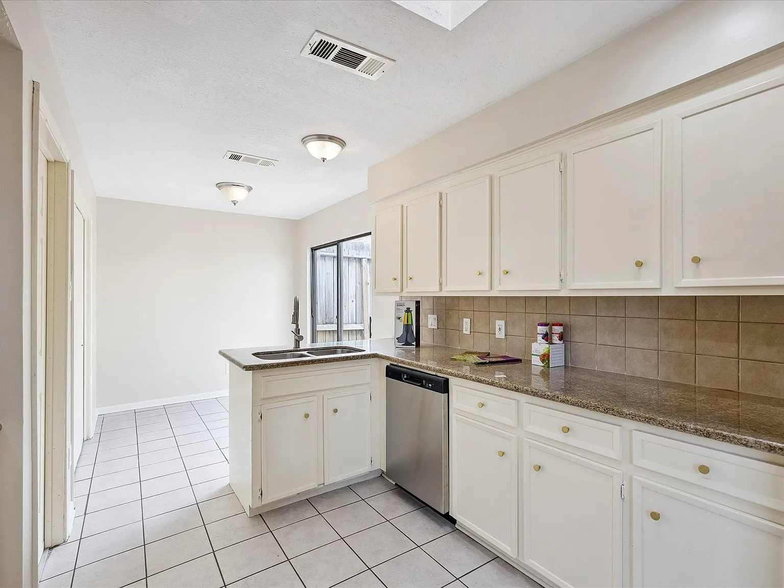 4 bed, 2.5 bath, 2166 sqft, $2,350 — Photo 3