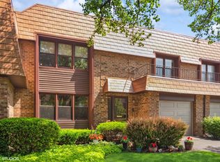 3956 Dundee Rd, Northbrook, IL 60062