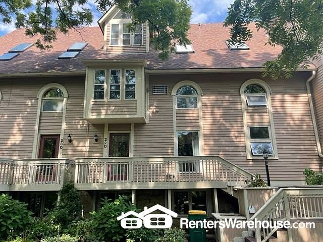 1st image of 220 Oak St W